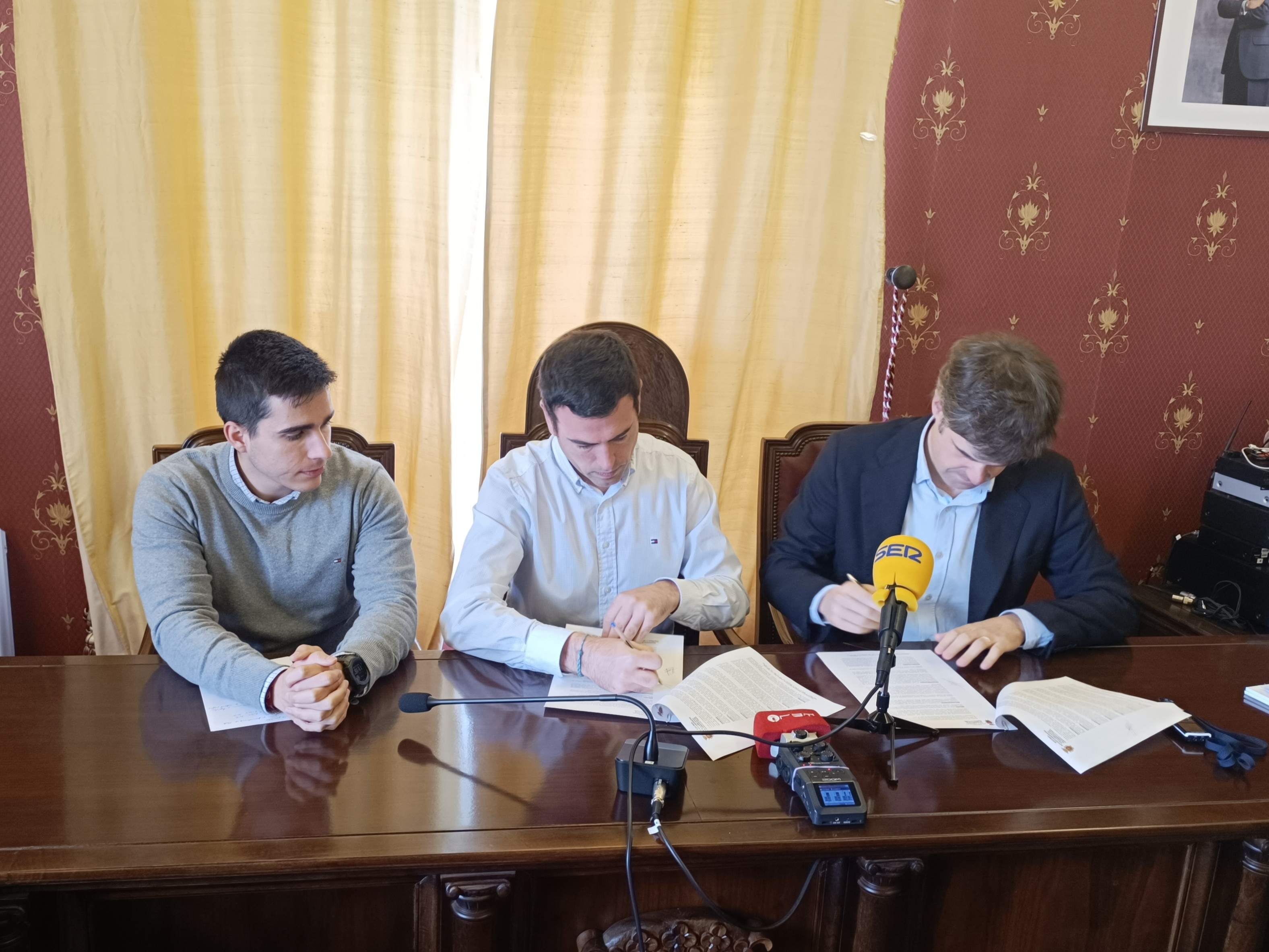Firma del convenio con el Villarcayo Nela C.F.